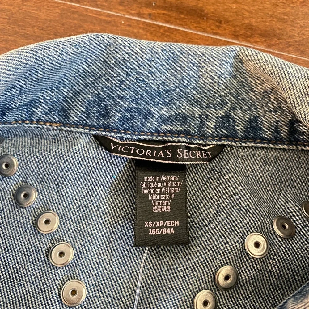 Victoria’s Secret Studded Distressed Denim Jean Jacket Sz XS/S - Picture 8 of 10